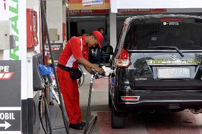 Petugas melayani pengisian bahan bakar minyak jenis pertalite di Stasiun Pengisian Bahan Bakar Umum Tanah Abang, Jakarta. TEMPO/Tony Hartawan