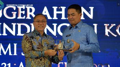 Menteri Perdagangan Zulkifli Hasan, memberikan piala kepada Wali Kota Samarinda Andi Harun pada penganugerahan penghargaan perlindungan konsumen, 31 Agustus 2022.