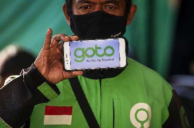 Ilustrasi pengemudi ojek online menunjukkan logo GOTO. ANTARA/Aditya Pradana Putra