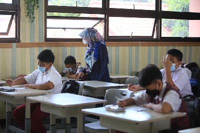 Guru dan siswa siswa saat Pembelajaran Tatap Muka (PTM) 50 persen di SDN Ciracas 09 Pagi, Jakarta, 22 Maret 2022. TEMPO/Subekti.