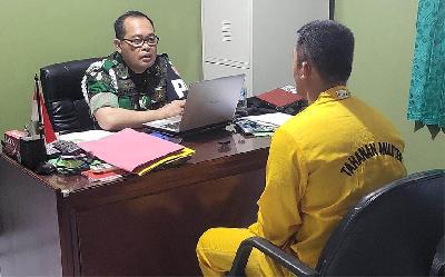 Tim penyidik dari Polisi Militer melakukan pemeriksaan dan penyidikan terhadap oknum prajurit TNI AD yang merupakan tersangka dalam aksi pembunuhan empat warga di Kabupaten Mimika Papua. tniad.mil.id