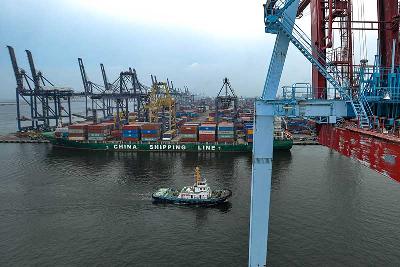 Aktifitas kapal di Pelabuhan Tanjung Priok, Jakarta, 15 Maret 2021. Tempo/Tony Hartawan