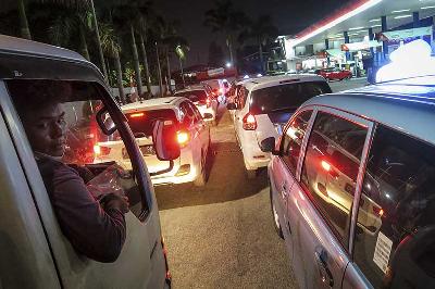 Kendaraan bermotor antre untuk membeli bahan bakar minyak di SPBU di Jakarta, 31 Agustus 2022. ANTARA/M Risyal Hidayat