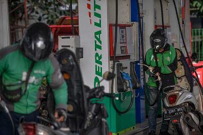 Pengemudi ojek online mengisi bahan bakar di SPBU Tanah Abang, Jakarta. Tempo/Tony Hartawan
