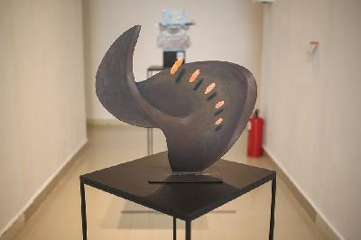 Karya Tulus Warsito berjudul 'Recycle' dalam pameran Dimensions: One Man Painting Exhibition di Galeri Nasional, Jakarta, 27 Agustus 2022. TEMPO/ Hilman Fathurrahman W