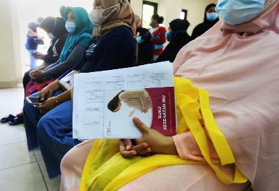 Sejumlah ibu hamil antre untuk mendapatkan vaksin Covid-19 di Kantor Kelurahan Cipayung, Jakarta. TEMPO/Subekti.
