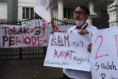 Aksi unjuk rasa menolak kenaikan BBM, menolak penundaan Pemilu dan wacana presiden 3 periode di depan Gedung DPRD Provinsi Jawa Barat di Bandung, 5 April 2022. TEMPO/Prima Mulia