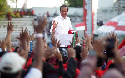 Presiden Joko Widodo menyapa relawan saat menghadiri Konser Satu Komando Sapu Lidi di Stadion Gelora 10 November Tambaksari, Surabaya, Jawa Timur, 21 Agustus 2022. ANTARA/Umarul Faruq