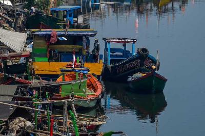 Perahu nelayan di dermaga Pelelangan Ikan Cilincing, Jakarta, 5 Januari 2022. Tempo/Tony Hartawan