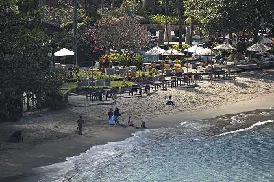 Sejumlah pengunjung di dekat hotel di pinggiran pantai kawasan wisata Senggigi, Kecamatan Batulayar, Lombok Barat, Nusa Tenggara Barat, 9 Agustus 2022. Antara/Ahmad Subaidi
