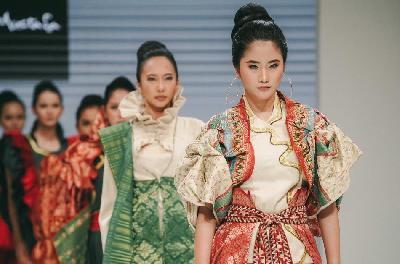Model memperagakan busana dalam Jogja Fashion Week 2022 di Jogja Expo Center, Bantul, Daerah Istimewa Yogyakarta, 30 Agustus 2022. Dok. Humas Pemda DIY