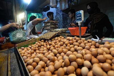 Pedagang telur melayani pembeli di Pasar Kebayoran, Jakarta, 22 Agustus 2022. TEMPO/Tony Hartawan