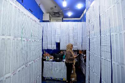 Suasana penjualan kartu SIM telepon prabayar sebelum batas akhir aturan registrasi ulang dengan Nomor Induk Kependudukan dan nomor Kartu Keluarga di Jakarta, 30 Oktober 2017. TEMPO/Tony Hartawan
