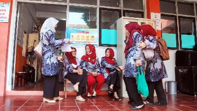 Sejumlah guru menunggu waktu bel masuk untuk mengajar di Bandung, Jawa Barat, 2 September 2022. TEMPO/Prima mulia