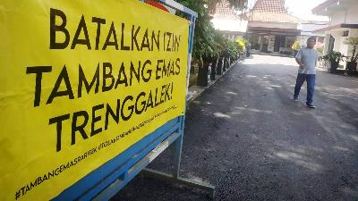 Poster tolak tambang emas dipasang di halaman Pendopo Kabupaten Trenggalek, Jawa Timur, 3 September 2022. Tempo/Sunudyantoro