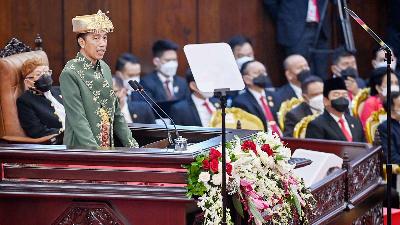 Presiden Joko Widodo menyampaikan pidato kenegaraan pada Sidang Tahunan MPR dan Sidang Bersama DPR - DPD Tahun 2022 di Gedung Nusantara, Kompleks Parlemen, Senayan, Jakarta, 16 Agustus 2022. ANTARA/Galih Pradipta