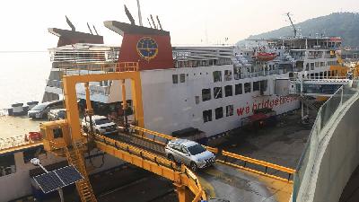 Kapal penyebrangan milik ASDP Indonesia Ferry bersandar di  Dermaga Eksekutif Pelabuhan Bakauheni, Lampung, 7 Juli 2022. TEMPO/Subekti.