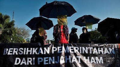 Aksi Kamisan ke-740 menutut Tim Penyelesaian Non-Yudisial Pelanggaran HAM Berat Masa Lalu tidak melanggengkan impunitas pelanggar HAM di Istana Merdeka, Jakarta, 18 Agustus 2022. ANTARA/Sigid Kurniawan