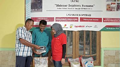 Pengurus Koperasi Produksi Agribisnis (KPA) Makmur Sejahtera Bersama, Sunjani, menunjukkan beras menthik wangi yang merupakan hasil produksi para petani lokal di Bojonegoro, Jawa Timur.
