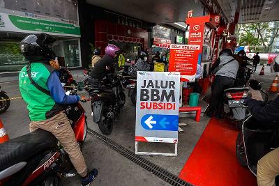 Antrian kendaraan bermotor saat akan mengisi bahan bakar di SPBU MT Haryono, Jakarta, 1 September 2022. Tempo/Tony Hartawan