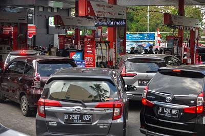 Antrian kendaraan bermotor saat akan mengisi bahan bakar di SPBU MT Haryono, Jakarta, 1 September 2022. Tempo/Tony Hartawan