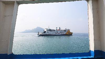 ASDP’s executive ferry with VIP lounge service sails from Bakauhuni Port Executive Pier, Lampung, July 7.
TEMPO/Subekti
