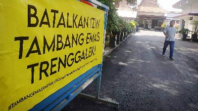 A poster rejecting gold mining is installed in the courtyard of the Trenggalek Regency Pavillion, East Java, September 3.
Tempo/Sunudyantoro
