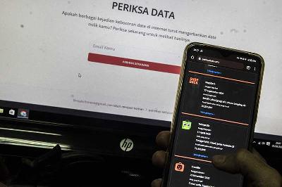 Seorang karyawan memeriksa kebocoran data di beberapa situs internet melalui situs web www.periksadata.com di Jakarta, 5 September 2022. ANTARA/Muhammad Adimaja