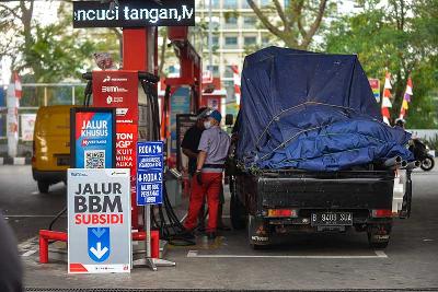 Kendaraan bermotor saat akan mengisi bahan bakar di SPBU MT Haryono, Jakarta, 1 September 2022. Tempo/Tony Hartawan