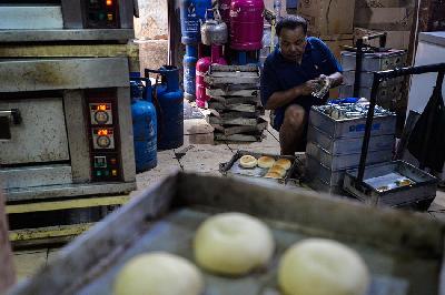 Pekerja mengemas roti di industri roti skala kecil Langgeng Sari di Bendungan Hilir, Tanah Abang, Jakarta, 2 Agustus 2022. TEMPO/Tony Hartawan
