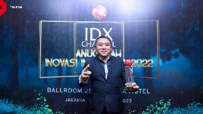 Senior General Manager Telkom Corporate University Center (TCUC) Jemy Confido menerima piala penghargaan utama kategori “Produk dan Model Bisnis” atas inovasi “MyDigilearn” di ajang IDX Channel Anugerah Inovasi Indonesia (ICAII) tahun 2022.