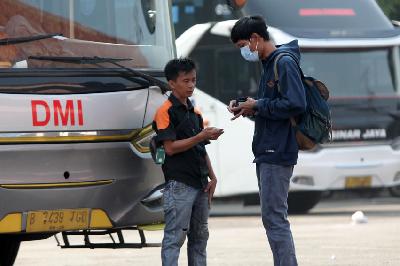 Calon penumang membeli tiket bus antarkota antarprovinsi (AKAP) di lokasi keberangkatan di Terminal Kampung Rambutan, Jakarta Timur, 7 September 2022. TEMPO/Subekti.