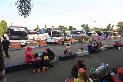 Sejumlah bus antarkota antarprovinsi (AKAP) menunggu penumpang di Terminal Kampung Rambutan, Jakarta Timur, 7 September 2022. TEMPO/Subekti.