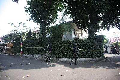Pasukan Brimob bersenjata lengkap berjaga di lokasi TKP perkara pembunuhan Brigadir J di Komplek Polri Duren Tiga, Jakarta, 30 Agustus 2022. TEMPO/Subekti