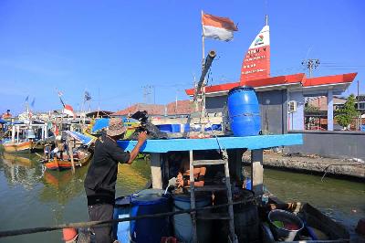Nelayan melakukan pengisian BBM jenis solar subsidi di SPBN Karangsong, Indramayu, Jawa Barat, 7 September 2022. ANTARA/Dedhez Anggara