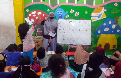 Ikatan Mahasiswa Muhammadiyah Blue Savant dari Universitas Muhammadiyah Surabaya mengadakan kegiatan literasi untuk anak-anak nelayan di Balai RW Cumpat Kenjeran Surabaya, Jawa Timur. Dok pribadi