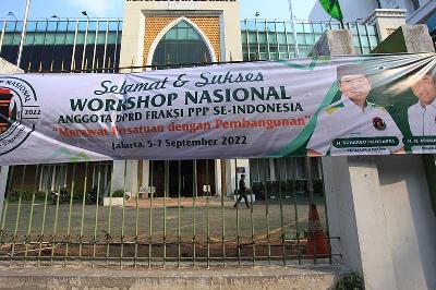 Spanduk dengan foto Ketua Umum Partai Persatuan Pembangunan Suharso Monoarfa terpasang di depan kantor DPP PPP Jl Diponegoro, Jakarta, 5 September 2022. ANTARA/Reno Esnir