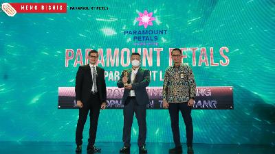 Mario Susanto (tengah), VP Marketing & Sales Paramount Petals, menerima penghargaan Properti Indonesia Award 2022 untuk Paramount Petals sebagai ‘The Prospective Housing Development in Tangerang’.