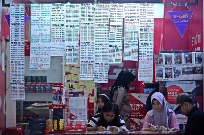 Penjual kartu perdana prabayar operator seluler di sebuah pusat perbelanjaan elektronik, Jakarta Barat. TEMPO/Tony Hartawan