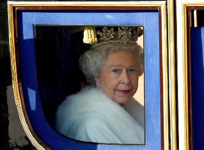 Ratu Elizabeth II menggunakan kereta kerajaan di London, Inggris, 2007. REUTERS/Dylan Martinez