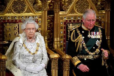 Ratu Elizabeth II dan Pangeran Charles di London, Inggris, 2019. REUTERS/Toby Melville