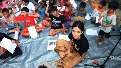 Aisha Nurra Datau, bersama anak-anak dari keluarga korban kebakaran di Simprug, Jakarta Selatan, Minggu 4 September 2022. (TEMPO/ Gunawan Wicaksono)