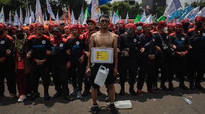 Massa dari sejumlah serikat buruh saat menggelar aksi menolak kenaikan harga BBM di depan Gedung DPR RI, Jakarta, 6 September 2022. TEMPO/M Taufan Rengganis