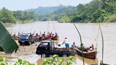 Penambang pasir Sungai Cimandiri di Kecamatan Simpenan,  Sukabumi, Jawa Barat, 6 September 2022/TEMPO/M.A MURTADHO