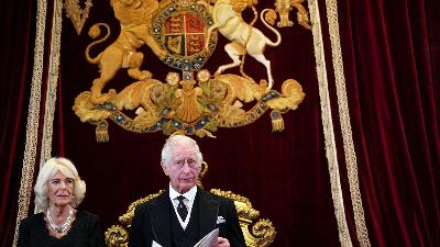 Raja Inggris Charles III dan Ratu Camilla menghadiri Dewan Aksesi di Istana St James, saat resmi dinyatakan sebagai raja baru Inggris, di London, Inggris, 10 September 2022. Victoria Jones/Pool via REUTERS
