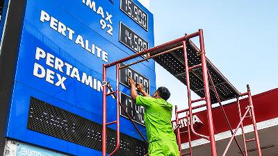 A worker changes the price board in shortly before the fuel price hike in Jakarta, September 3. President Joko Widodo announced price increases for Pertalite gasoline from Rp7,650 per liter to Rp10,000, diesel fuel from Rp5,150 to Rp6,800, and Pertamax from Rp12,500 to Rp14,500.
ANTARA PHOTO/Galih Pradipta
