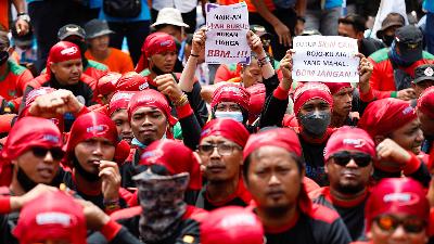 Members of Indonesian labor organizations protest against the government outside the Indonesian Parliament following raised subsidised fuel prices in Jakarta, September 6.
REUTERS/Ajeng Dinar Ulfiana

