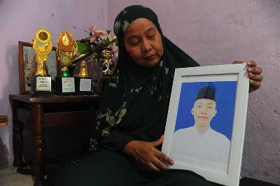 Orang tua AM santri Pondok Modern Darussalam Gontor 1 menunjukkan foto putranya di kediamanannya Kalidoni Palembang, Sumatera Selatan, 8 September 2022. ANTARA/Feny Selly