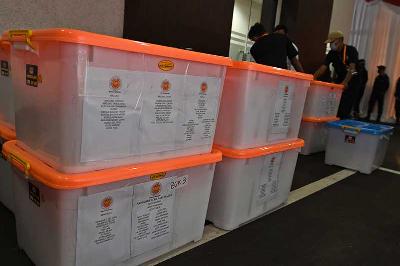 Sejumlah kader memindahkan kontainer-kontainer berisi berkas fisik pendaftaran sebagai partai politik calon peserta Pemilu 2024 di Kantor KPU, Jakarta, 14 Agustus 2022. ANTARA/Aditya Pradana Putra
