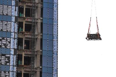Pekerja menyelesaikan proyek pembangunan gedung di Jakarta. TEMPO/Tony Hartawan